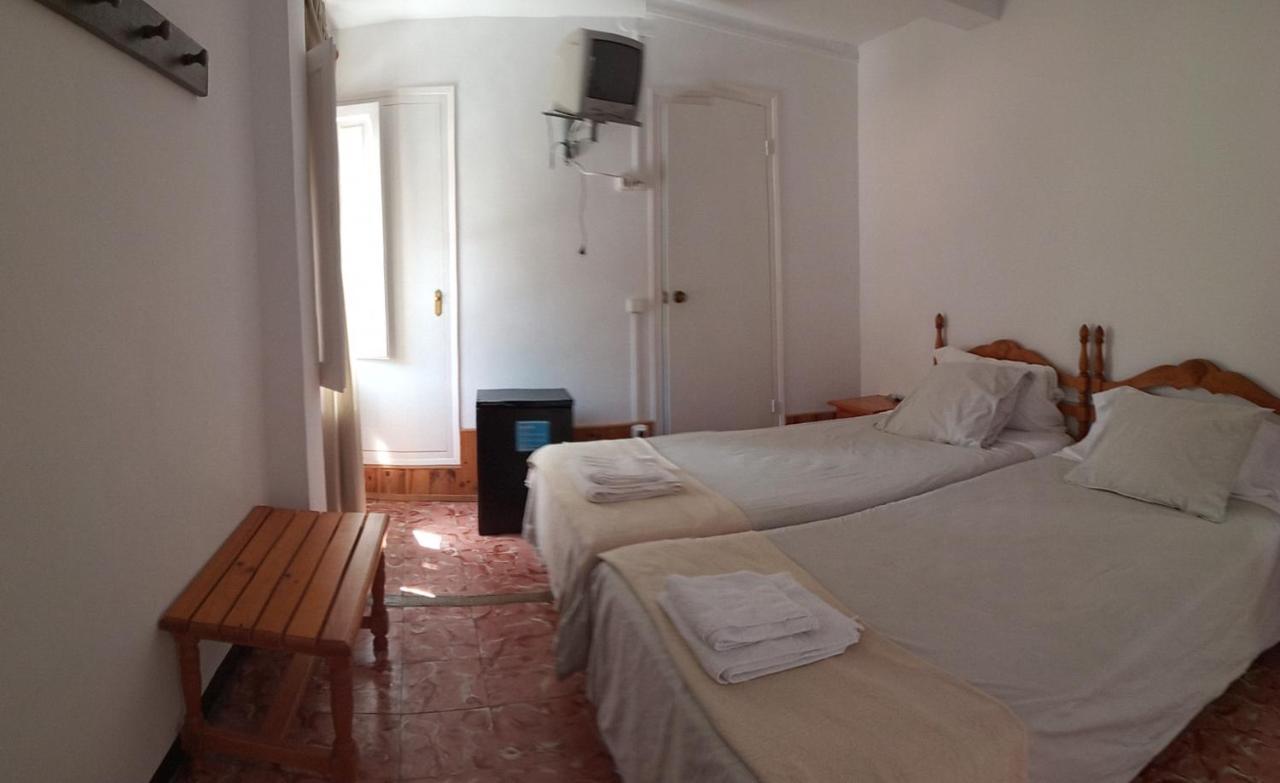 לה פובלה דה לילט Hostal Fonda Cerdanya מראה חיצוני תמונה